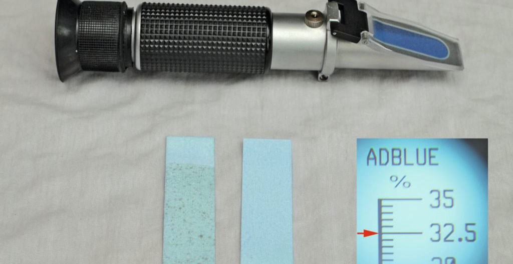 Gros plan macro d'une bandelette de test plongée dans un échantillon de liquide transparent sur une surface industrielle